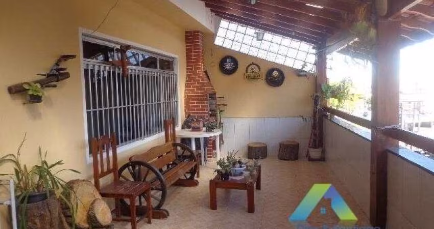 Linda casa com 3 dormitórios, 3 vagas, 3 banheiros área gourmet com fácil acesso a comércios e principais avenidas.