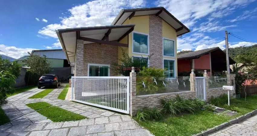 Casa linear com 3 quartos sendo 1 suíte em condomínio em vargem grande - teresópolis/rj.