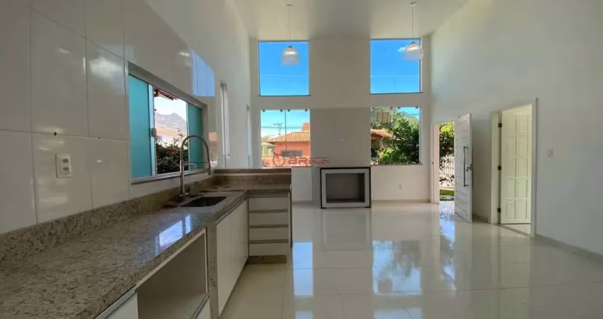 Casa linear com 3 quartos sendo 1 suíte em condomínio em vargem grande - teresópolis/rj.