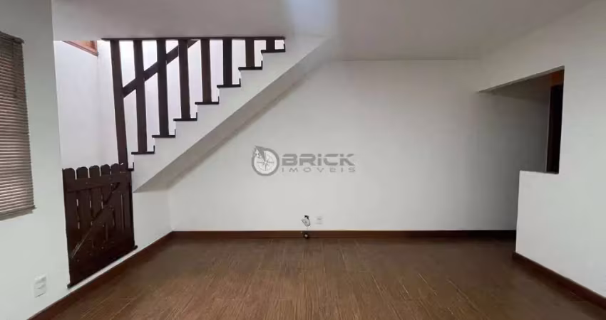 Casa geminada para locação de 2 quartos no caxangá, teresópolis/rj.