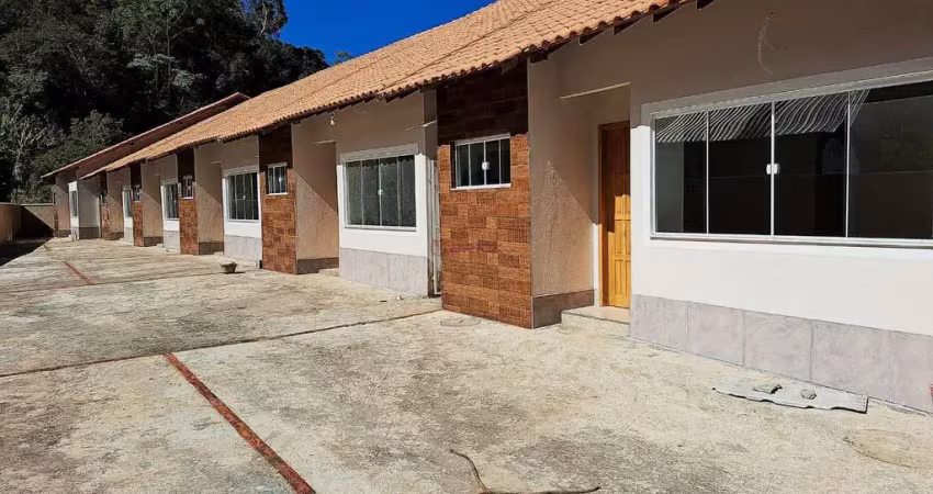 Casa com 2 quartos sendo 1 suíte em condomínio em Albuquerque - Teresópolis/RJ.