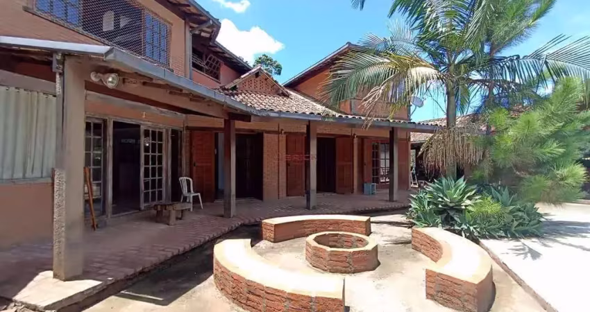 Casa em condomínio com 4 suítes para locação em albuquerque - teresópolis/rj.