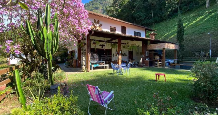 Casa com 3 suítes em condomínio na Granja Guarani - Teresópolis/RJ.