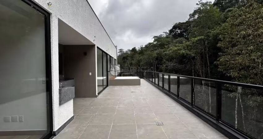 Cobertura linear com 3 quartos sendo 1 suíte, 145 m² no Alto - Teresópolis/RJ.