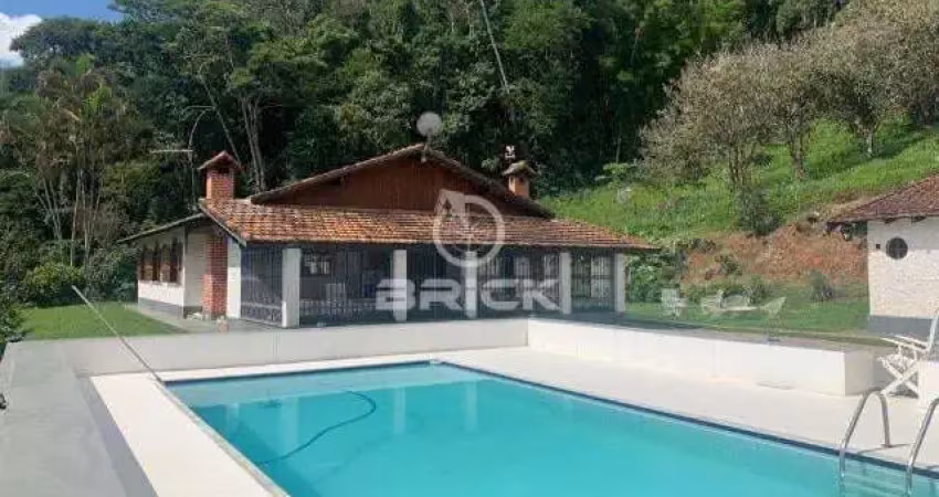 Sítio em sebastiana com área de 28 mil m² com casa principal com 6 quartos - teresópolis/rj.