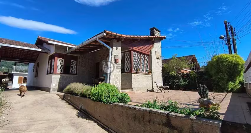 Casa para venda com 3 quartos sendo 1 suíte, 185 m² no Jardim Cascata - Teresópolis/RJ.