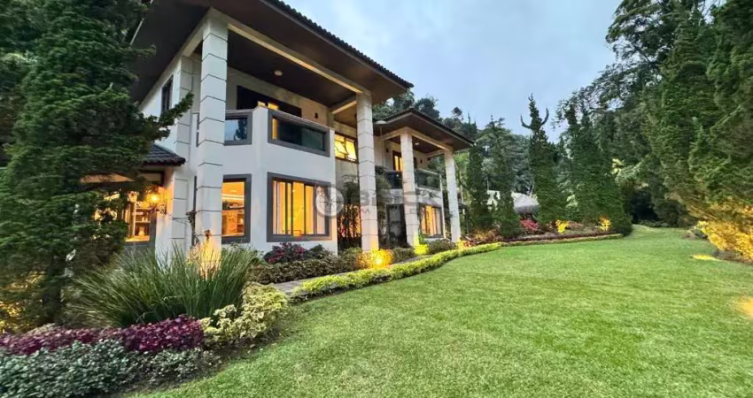 Casa de alto padrão à venda com 5 suítes, 3.700 m² de terreno em condomínio no Comary - Teresópolis/RJ.