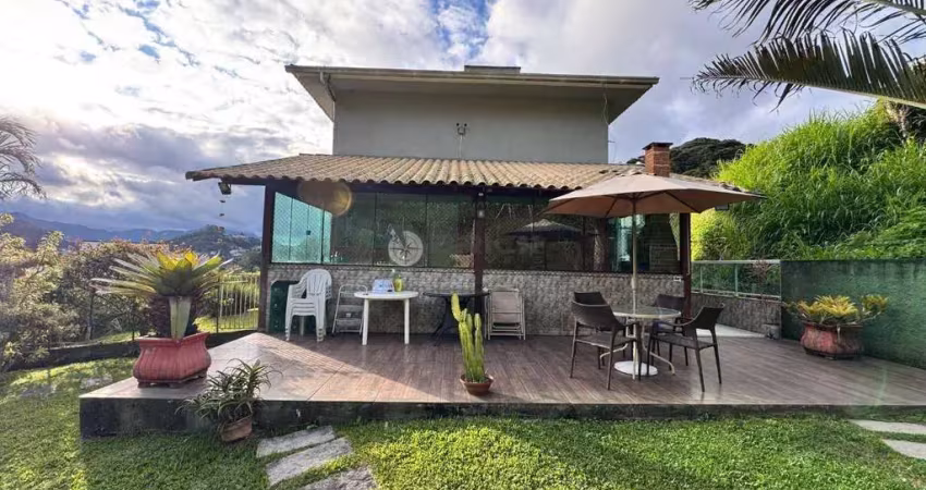Casa para venda com 3 suítes, 250 m² na tijuca - teresópolis/rj.