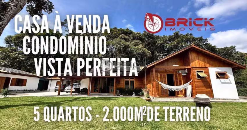 Casa linear à venda com 5 quartos sendo 2 suítes, 2.000 m² de terreno em condomínio em Albuquerque - Teresópolis/RJ.
