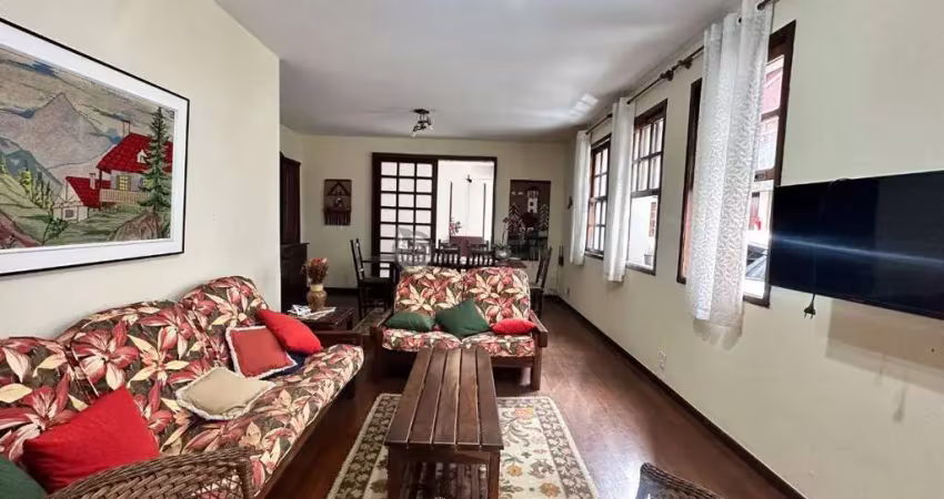 Casa com 3 quartos sendo 1 suíte + dependência em condomínio no Alto - Teresópolis/RJ.