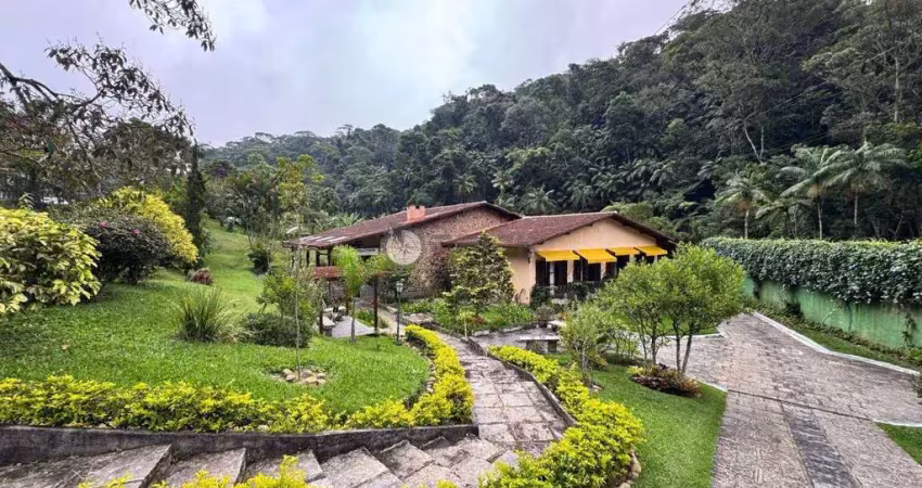 Casa com 4 quartos, 3.600 m² de terreno em condomínio no Comary - Teresópolis/RJ.