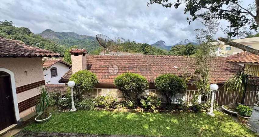 Casa linear com 3 quartos sendo 1 suíte, 790 m² de terreno em condomínio no Panorama - Teresópolis/RJ