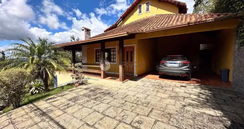 Casa à venda com 3 quartos sendo 1 suíte em condomínio, 242 m² no Quebra Frascos - Teresópolis/RJ.