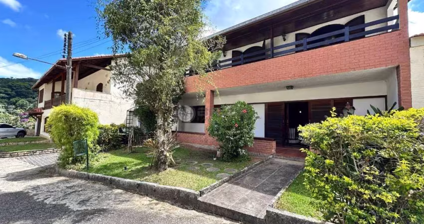 Casa para venda com 5 quartos sendo 3 suítes em condomínio, 251 m² no Comary - Teresópolis/RJ.