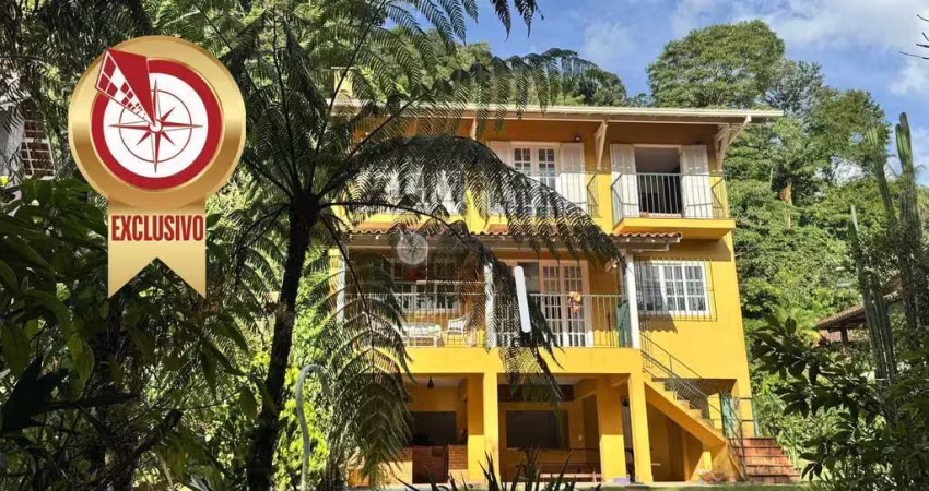 Casa para venda com 4 quartos sendo 2 suítes, 300 m² no Comary - Teresópolis/RJ.