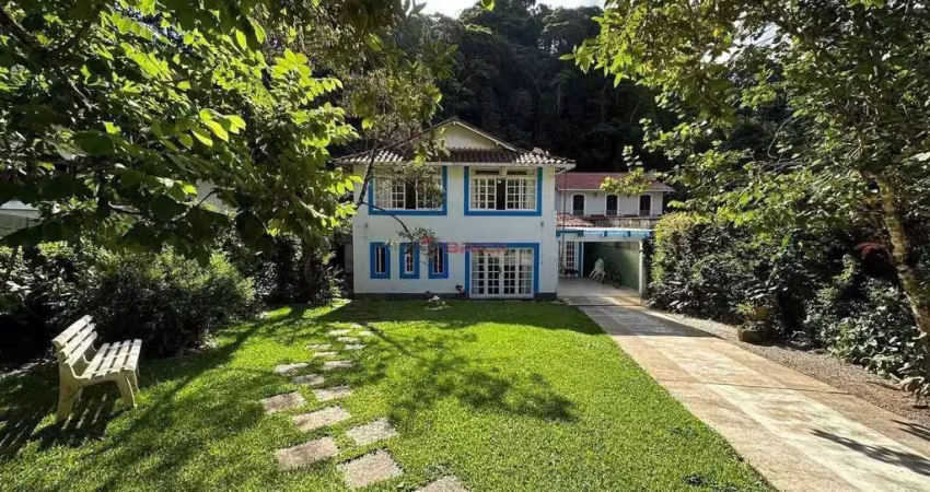 Casa com 5 quartos sendo 4 suítes em condomínio no Comary - Teresópolis/RJ.
