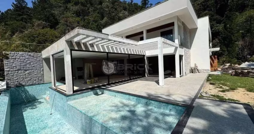 Casa com 5 suítes, sendo 1 master, 500 m² em condomínio no Comary - Teresópolis/RJ