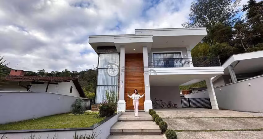 Casa com 4 quartos sendo 1 suíte master, 260 m² em condomínio no Parque do Imbuí - Teresópolis/RJ