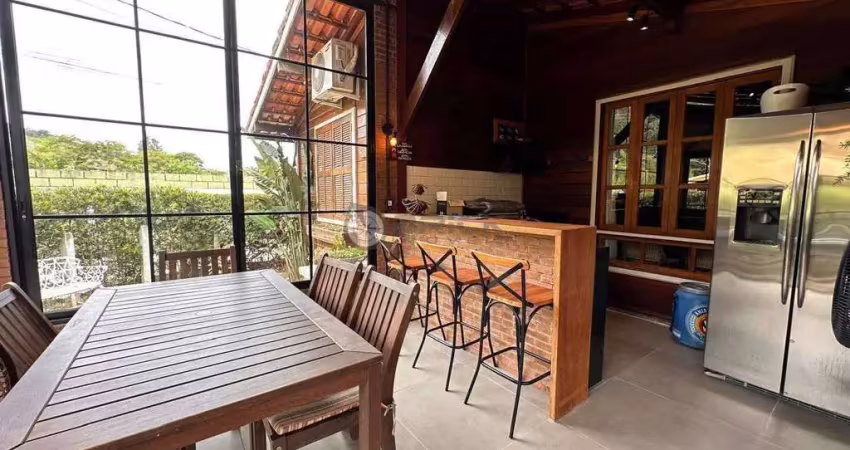 Casa de madeira com 2 quartos sendo 1 suítes, 85 m² em condomínio em Vargem Grande - Teresópolis/RJ.