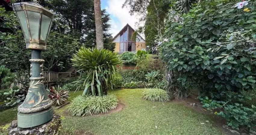 Casa em estilo chalé em condomínio no Comary - Teresópolis/RJ.