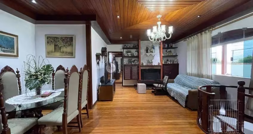 Casa para venda com 5 quartos sendo 4 suítes no Alto, Teresópolis/RJ.