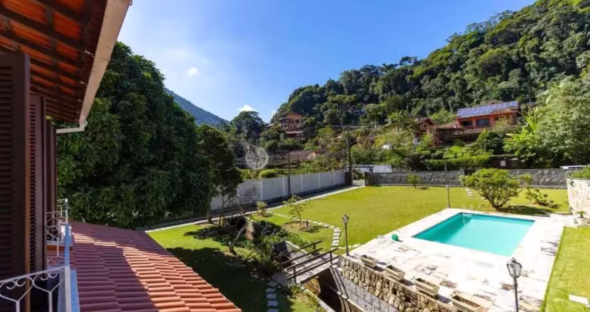 Casa à venda em condomínio com 5 quartos sendo 2 suítes no Comary - Teresópolis/RJ.