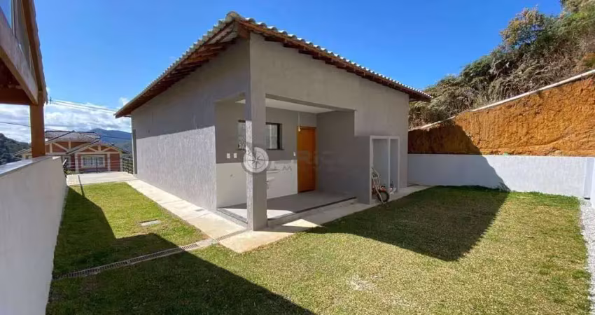 Casa linear com 3 quartos sendo 1 suíte em condomínio, 120 m² em Albuquerque - Teresópolis/RJ.