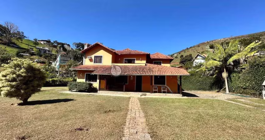 Casa para venda com 5 quartos sendo 3 suítes, 302 m² em sebastiana - teresópolis/rj.
