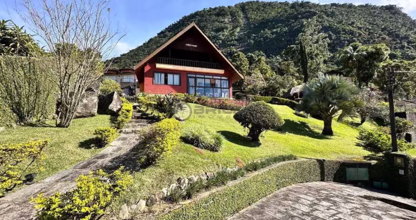 Casa para venda com 5 quartos, sendo 2 suítes, 365 m² no Comary - Teresópolis/RJ.