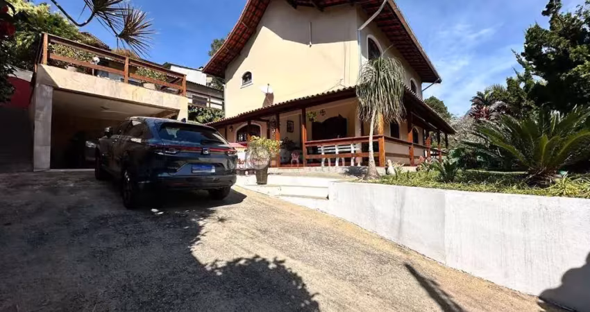 Casa à venda com 3 quartos sendo 1 suíte, 800 m² de terreno em araras - teresópolis/rj.