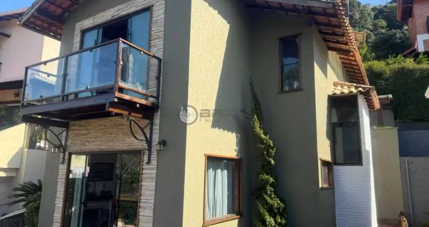 Casa à venda dentro de condomínio com 3 quartos sendo 1 suítes, 214 m² em vargem grande - teresópolis/rj.