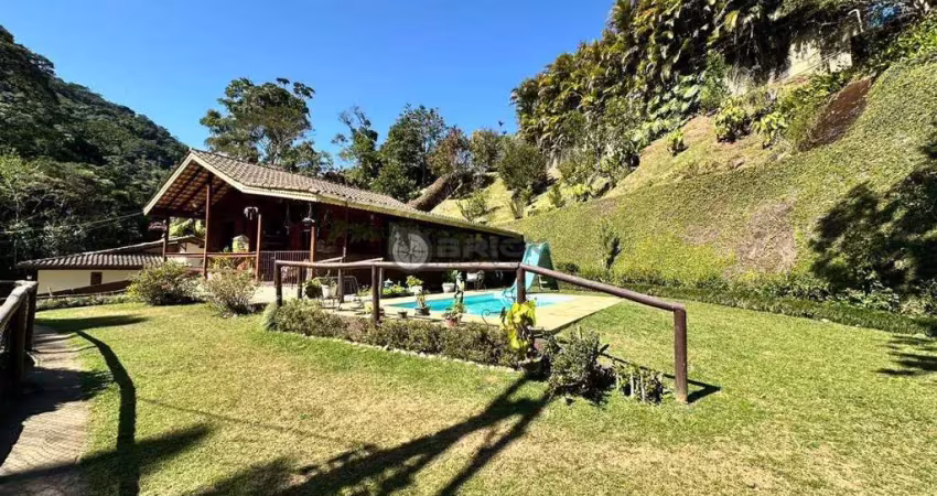 Casa à venda com 2 quartos, 640 m² de terreno em condomínio no comary - teresópolis/rj.