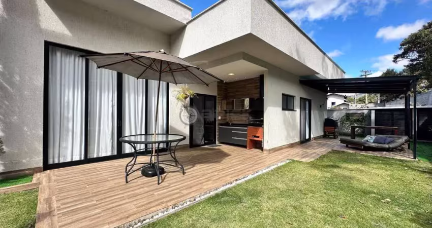 Casa linear em condomínio à venda com 3 suítes, 450 m² de terreno em albuquerque - teresópolis/rj.