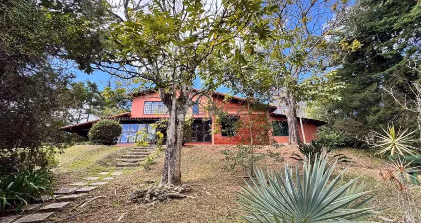 Casa à venda com 4 quartos sendo 1 suíte, 156.04 m² na granja mafra - teresópolis/rj.