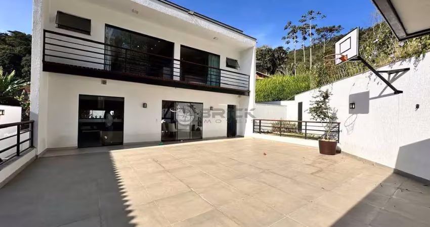 Casa em condomínio à venda com 3 suítes, 449 m² de terreno na tijuca - teresópolis/rj.