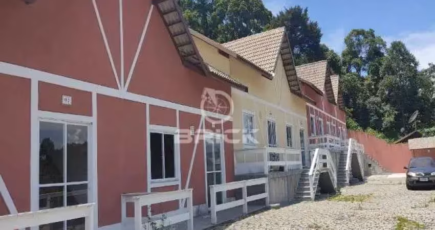 Casa com 3 quartos sendo 1 suíte em condomínio na Granja Guarani - Teresópolis/RJ.