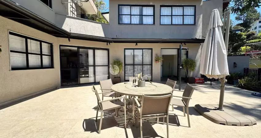 Casa à venda com 5 quartos sendo 3 suítes, 358 m² em iucas - teresópolis/rj.