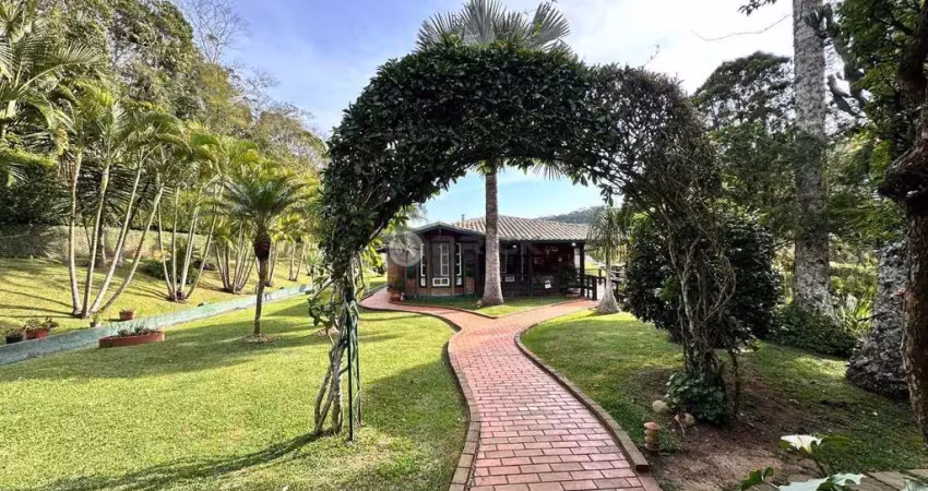 Casa de campo à venda em condomínio com 5 quartos sendo 3 suítes, 2.890 m² de terreno em albuquerque - teresópolis/rj.