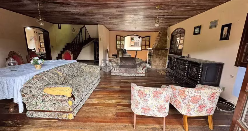 Casa à venda com 3 quartos sendo 2 suítes, 316.85 m² no comary - teresópolis/rj.