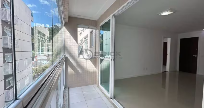 Apartamento à venda com 3 quartos sendo 1 suíte, 106.53 m² na várzea - teresópolis/rj.