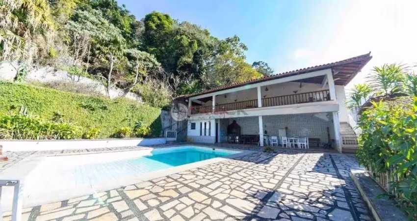 Casa com 5 quartos sendo 1 suíte no Alto - Teresópolis/RJ.