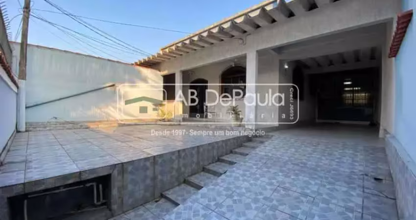 Casa com 3 quartos à venda na Avenida Alberico Dinis, Jardim Sulacap, Rio de Janeiro