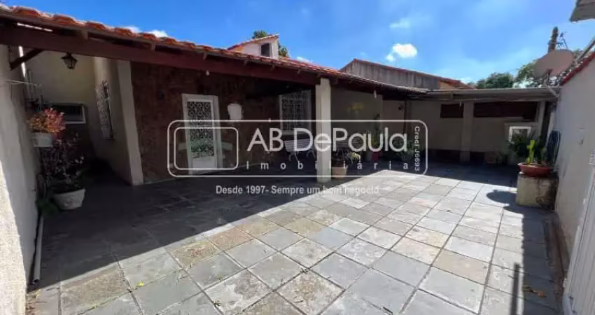 Casa com 3 quartos à venda na Rua Silio Bocanera, Jardim Sulacap, Rio de Janeiro