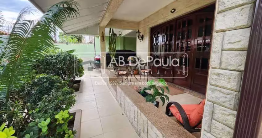Casa com 4 quartos à venda na Rua Potirendaba, Vila Valqueire, Rio de Janeiro