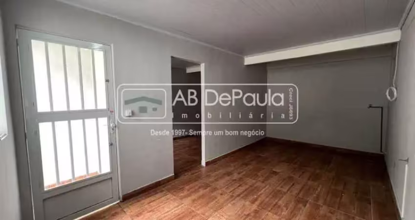 Ponto comercial com 1 sala para alugar na Rua Euzebio de Almeida, Jardim Sulacap, Rio de Janeiro