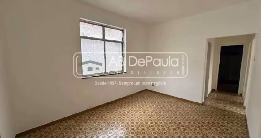Casa com 3 quartos para alugar na Rua Silio Bocanera, Jardim Sulacap, Rio de Janeiro