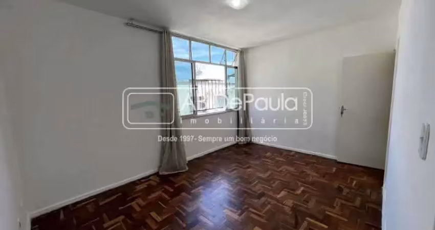 Apartamento com 2 quartos para alugar na Rua Olímpio de Castro, Jardim Sulacap, Rio de Janeiro