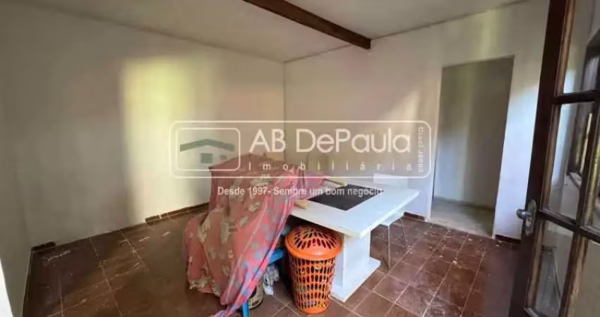 Casa com 2 quartos para alugar na Rua Bárbara Heliodora, Jardim Sulacap, Rio de Janeiro