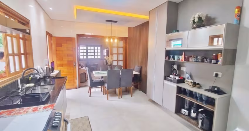 Sobrado Alto Padrão, 3 Dormitórios, 2 Suítes, 2 vagas, Mobiliado Bairro Guilhermina- PG