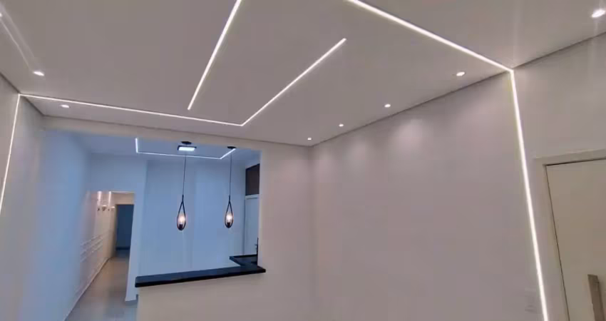 Casa totalmente reformada, ambientes com iluminação led, espaço gourmet,3 dormitórios, 2 suítes, 2 vags, no bairro caiçara praia grande -sp
